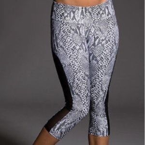 Onzie snake skin print Capri leggings. Size Med